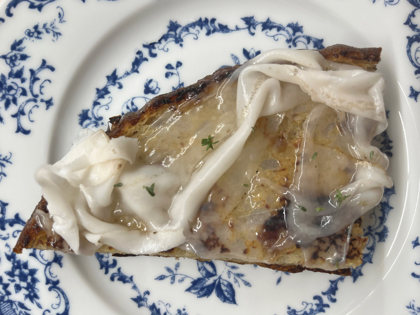 Crostino di pane al dattero, lardo di colonnata IGP, timo Valsana