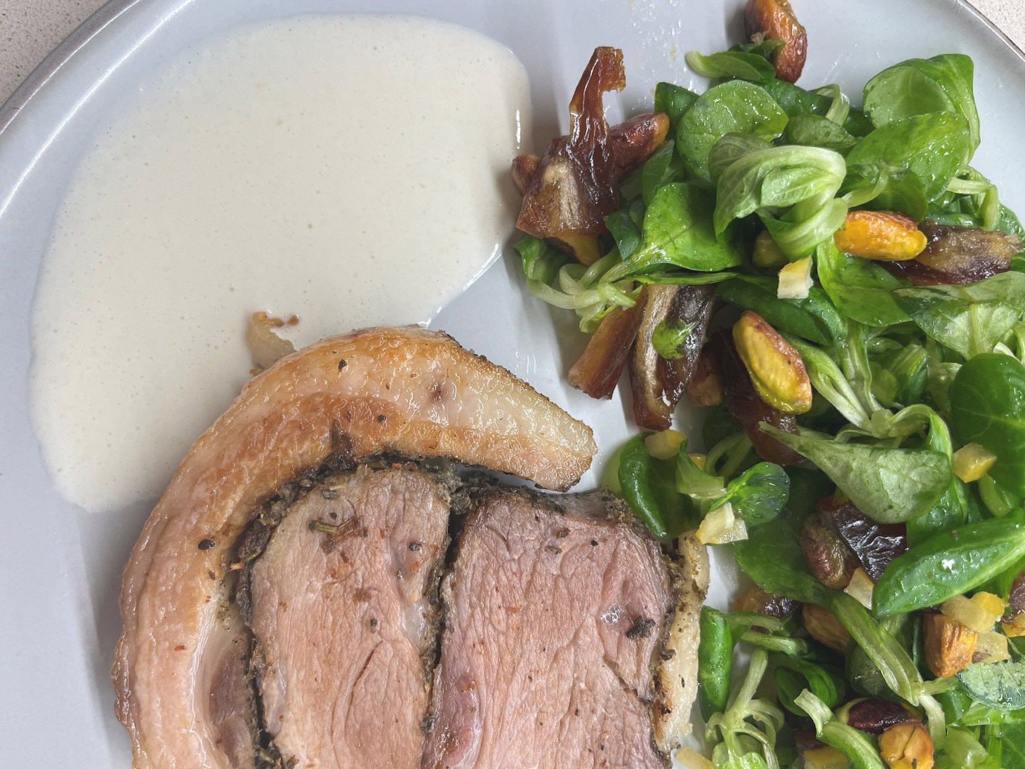 trancio di porchetta, maionese al limone fermentato, insalata di datteri e valeriana Valsana